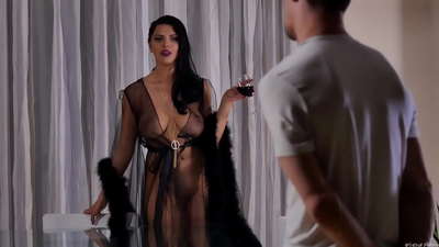 Slut Kira Queen نے اپنے پڑوسی کو چائے پر مدعو کیا اور اسے کھانے کی میز پر چدایا