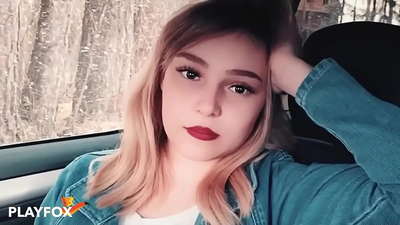 سیکسی بیب ڈسکاؤنٹ کارڈ پر خوشی سے چوس رہی ہے۔